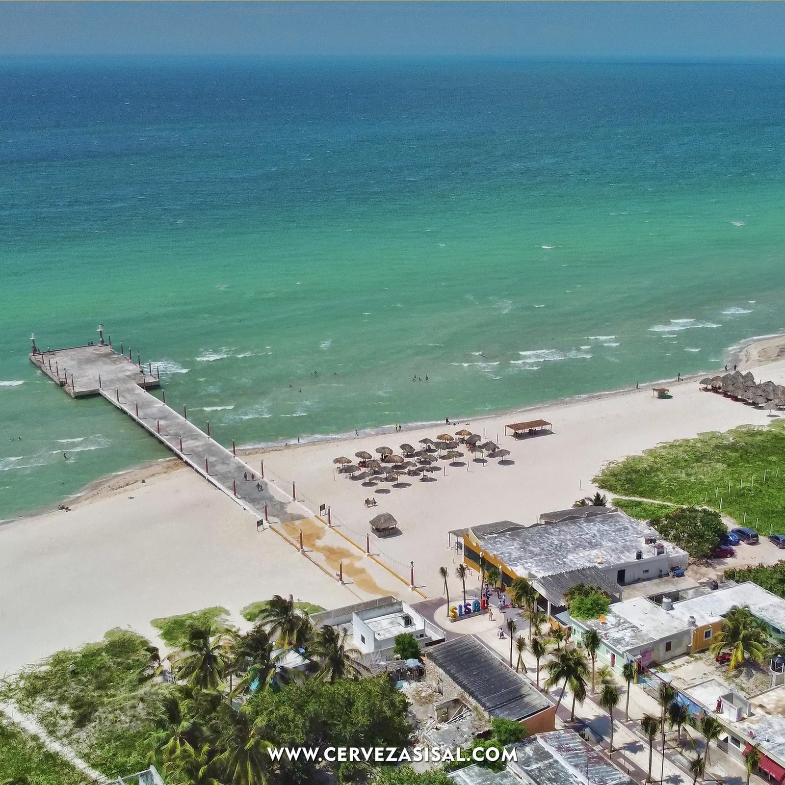 Playa y muelle de Sisal vistos desde el aire